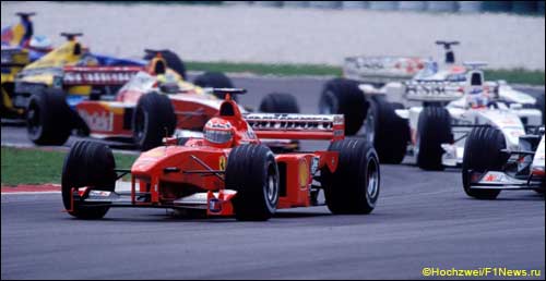 Михаэль Шумахер выиграл старт Гран При Малайзии 1999 года и сразу помчался в отрыв - на этом кадре его уже нет, а группу преследователей возглавляет Эдди Ирвайн