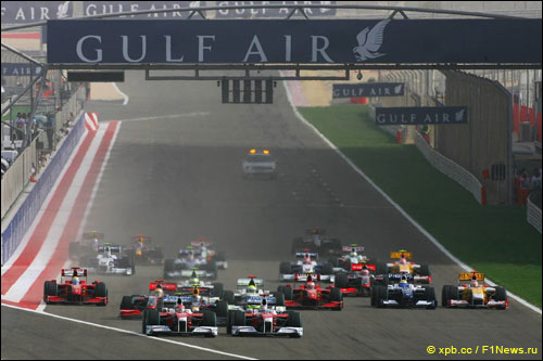 Пара пилотов Toyota лидирует на старте Гран При Бахрейна 2009 года