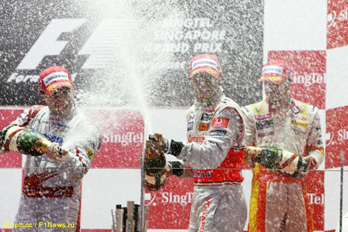 Тимо Глок, Льюис Хэмилтон и Фернандо Алонсо на подиуме Гран при Сингапура 2009 г.