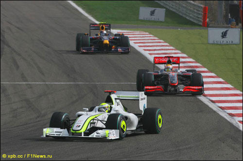 Баттон, опередив Хэмилтона, устремился к победе в Гран При Бахрейна 2009 года, а Феттель застрял за McLaren британца 