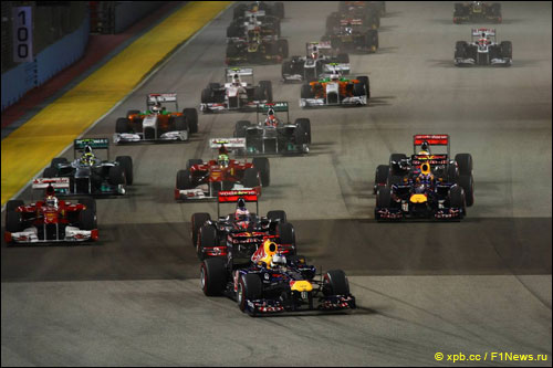 Будущий победитель Себастьян Феттель лидирует на старте Гран При Сингапура 2011 года 