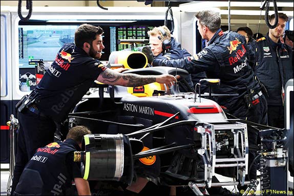 В боксах Red Bull Racing работают с машиной Риккардо