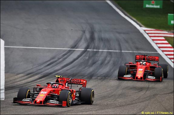На 10-м круге в Ferrari сказали Леклеру, что он должен ехать быстрее или пропустить Феттеля. Шарль пропустил напарника