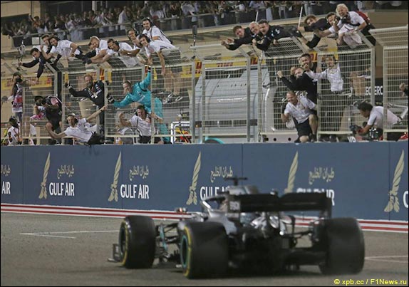  Льюис Хэмилтон выиграл гонку в Бахрейне