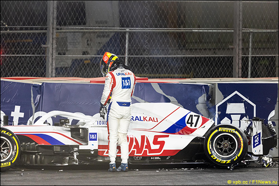  На 10-м круге Мик Шумахер разбил машину в 22-м повороте – её развернуло и ударило о барьер