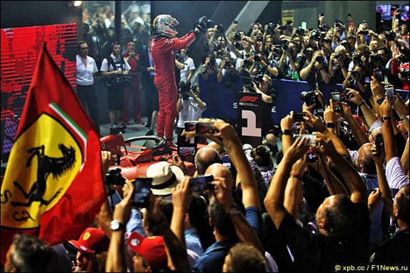 Себастьян Феттель выиграл Гран При Сингапура, одержав первую победу в сезоне и 53-ю в карьере.