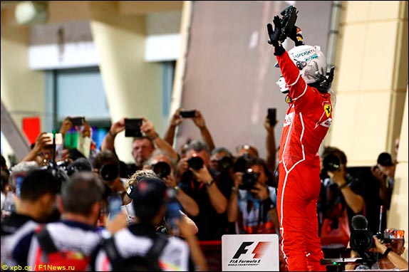 Себастьян Феттель выиграл гонку в Бахрейне