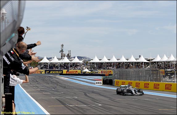 Льюис Хэмилтон выиграл Гран При Франции, одержав 79-ю победу в карьере, шестую в сезоне – и четвёртую подряд