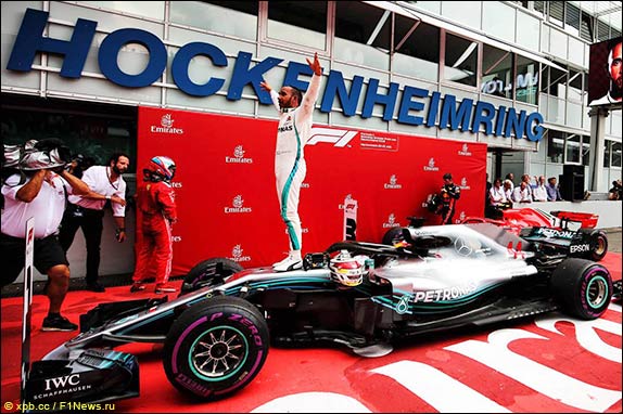 Льюис Хэмилтон выиграл Гран При Германии после старта с 14 места, одержав 66-ю в карьере и четвёртую победу в сезоне