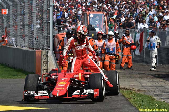 Кими Райкконе покидает кокпит Ferrari после столкновения с Валттери Боттасом