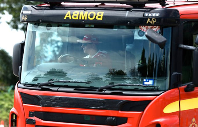 Кими Райкконен за рулём пожарной машины во время акции Shell V-Power Job Swap Asia