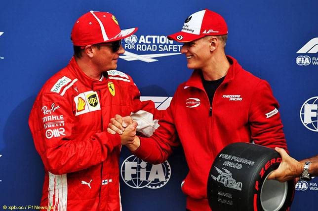 Кими Райкконен получил приз Pirelli из рук Мика Шумахера, сына семикратного чемпиона мира