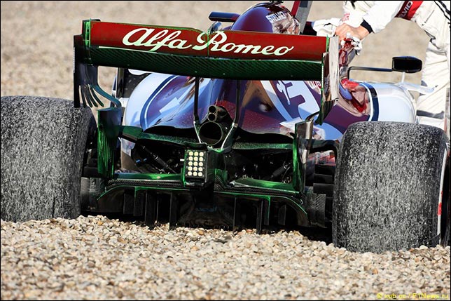 Alfa Romeo Кими Райкконена вылетела в гравий из-за проблем с тормозами