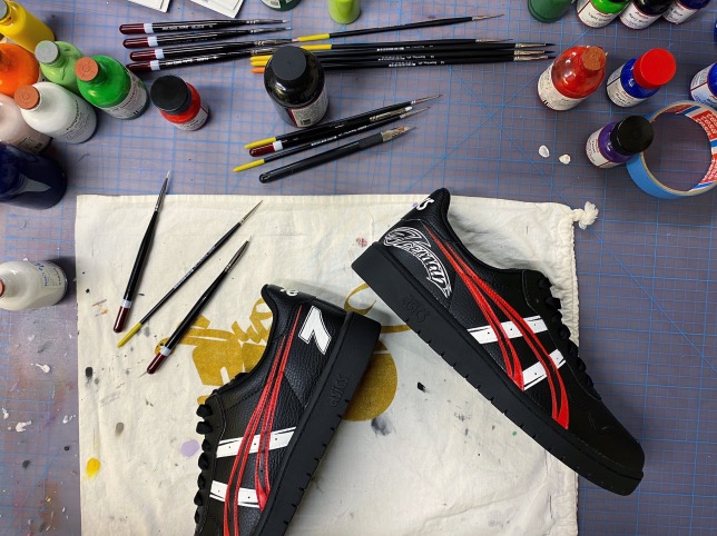 Именные кроссовки, подаренные Кими Райкконену на Рождество, фото из Twitter Alfa Romeo