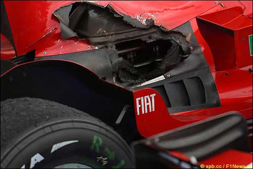Поврежденная выхлопная систем на Ferrari Кими Райкконена
