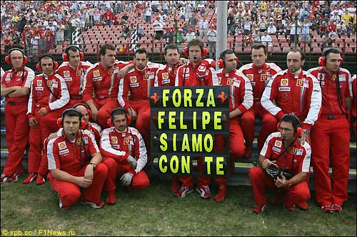 Команда Ferrari во время Гран При Венгрии