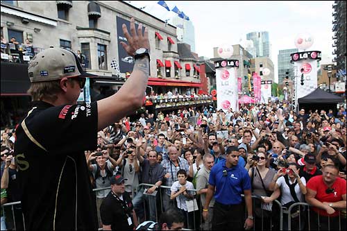 Кими Райкконен приветствует публику на встрече с болельщиками в центре Монреаля