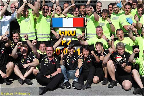 Команда Lotus F1 празднует по случаю канадского подиума Романа Грожана