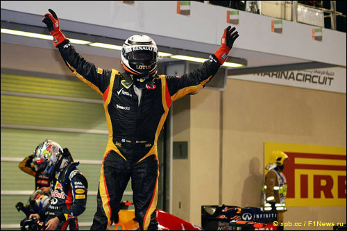 Кими Райкконен празднует победу на Гран При Абу-Даби