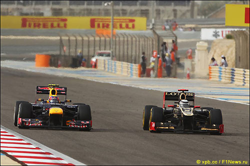 Кими Райкконен ведет борьбу с Себастьяном Феттелем на трассе в Бахрейне, 2012 год
