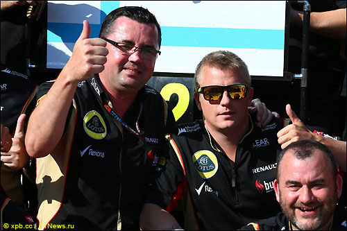 Кими Райкконен и руководитель Lotus F1 Эрик Булье (слева)