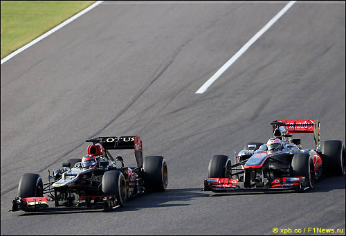 Кими Райкконен обгоняет Дженсона Баттона на трассе Гран При Японии