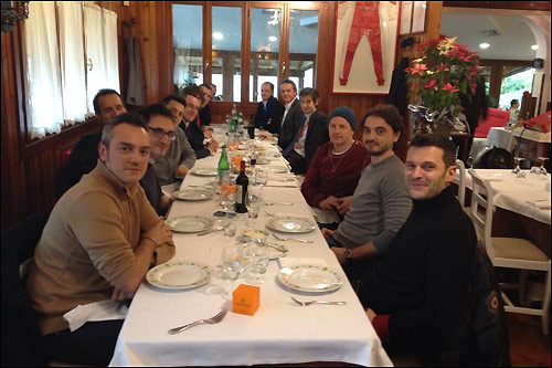 Кими Райкконе (третий справа) на ужине в Маранелло в кругу сотрудников Ferrari