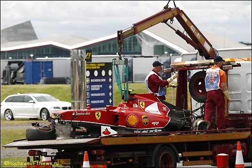 Ferrari Кими Райкконена эвакуируют с трассы после аварии в Сильверстоуне