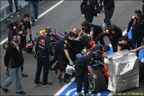 Механики Red Bull Racing скрывают заднюю часть RB8