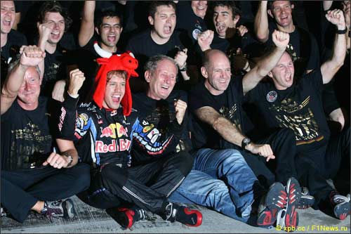 Red Bull Racing празднует чемпионский титул