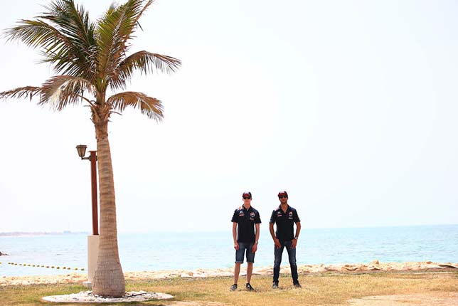 Даниил Квят и Даниэль Риккардо на пляже