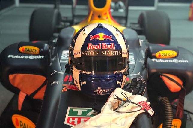 Шлем Дэвида Култхарда на машине Red Bull перед началом демо-заездов