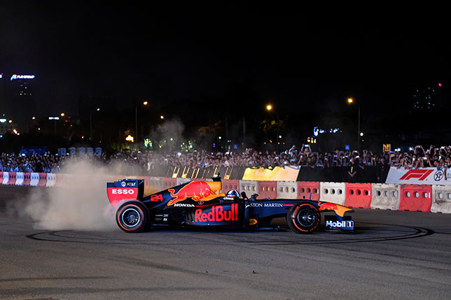 Дэвид Култхард во время демо-заездов в Ханое, фото пресс-службы Red Bull Racing