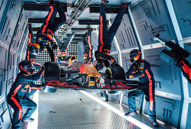 Механики Red Bull Racing проводят пит-стоп в условиях искусственной невесомости