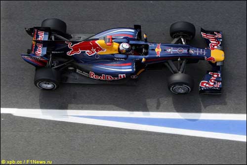 Машина Red Bull RB6 на трассе в Барселоне
