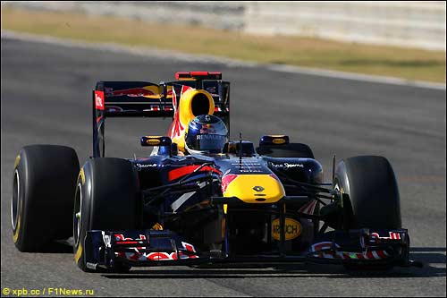 Себастьян Феттель за рулем Red Bull RB7 на трассе в Валенсии