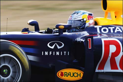 Логотип Infiniti на машине Red Bull Racing
