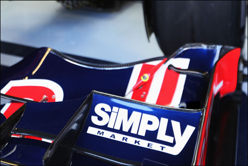 Логотип компании Simlpy на переднем крыле RBull8 в 2012 году