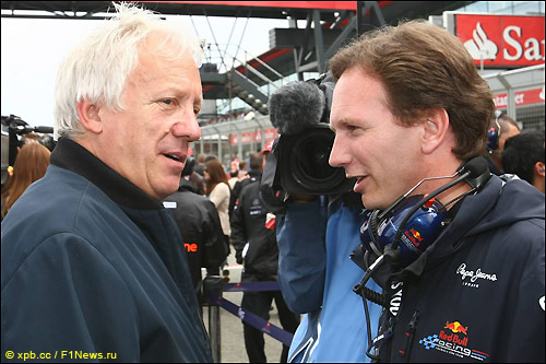 Чарли Уайтинг, технический делегат FIA, и Кристиан Хорнер, руководитель Red Bull Racing