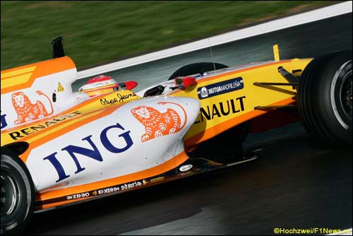 Логотип ING на машинах Renault F1