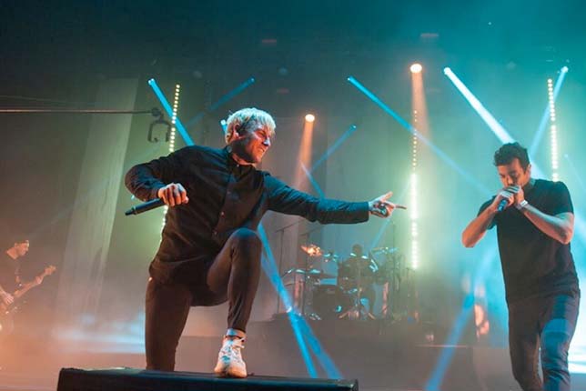 Даниэль Риккардо (справа) на сцене лондонского комплекса O2 вместе с группой Parkway Drive, фото Rock Sound
