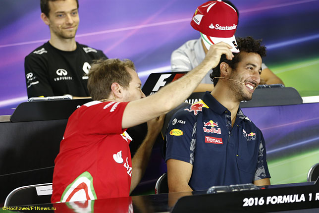 Себастьян Феттель пытается примерить на Даниэля Риккардо кепку Ferrari, Гран При Австралии, 2016