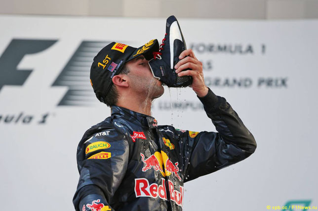 Даниэль Риккардо пьет шампанское из ботинка на подиуме Гран При Малайзии