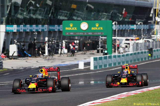 Даниэль Риккардо и Макс Ферстаппен ведут борьбу на трассе Гран При Малайзии, 2016 год