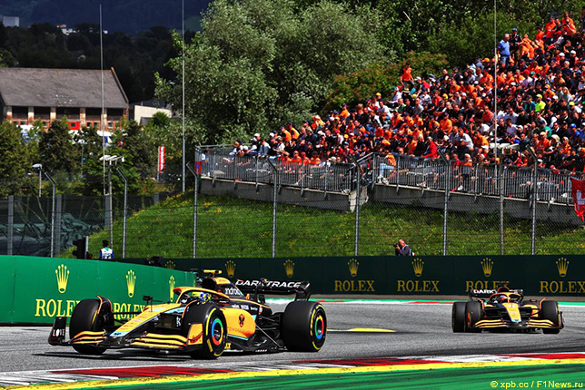 Машины McLaren на трассе в Шпильберге