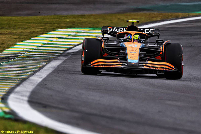 Ландо Норрис за рулём McLaren MCL36 на трассе в Сан-Паулу