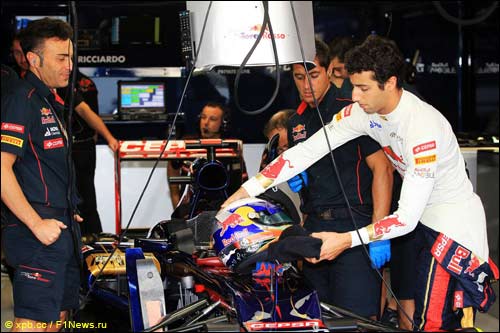 Даниэль Риккардо в боксах Toro Rosso