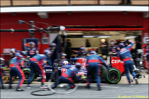 Механики Toro Rosso тренируют пит-стопы на тестах в Барселоне