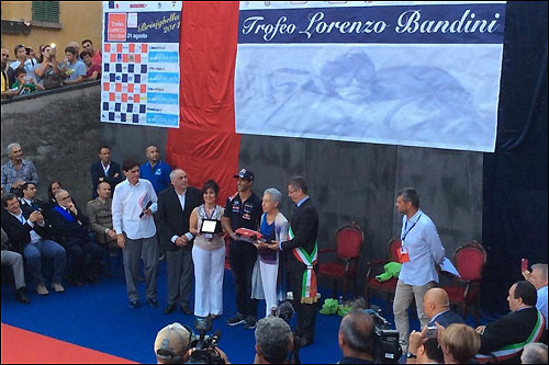 Даниэль Риккардо получает приз на церемонии в Бризигелле