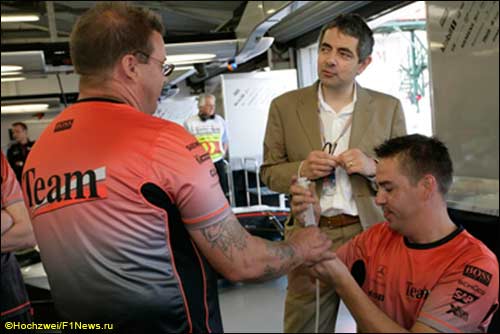 Роуэн Аткинсон в боксах команды McLaren. 2005-й год